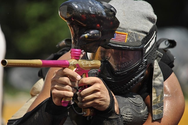 Billes de paintball biodégradables sur un terrain de jeu dynamique