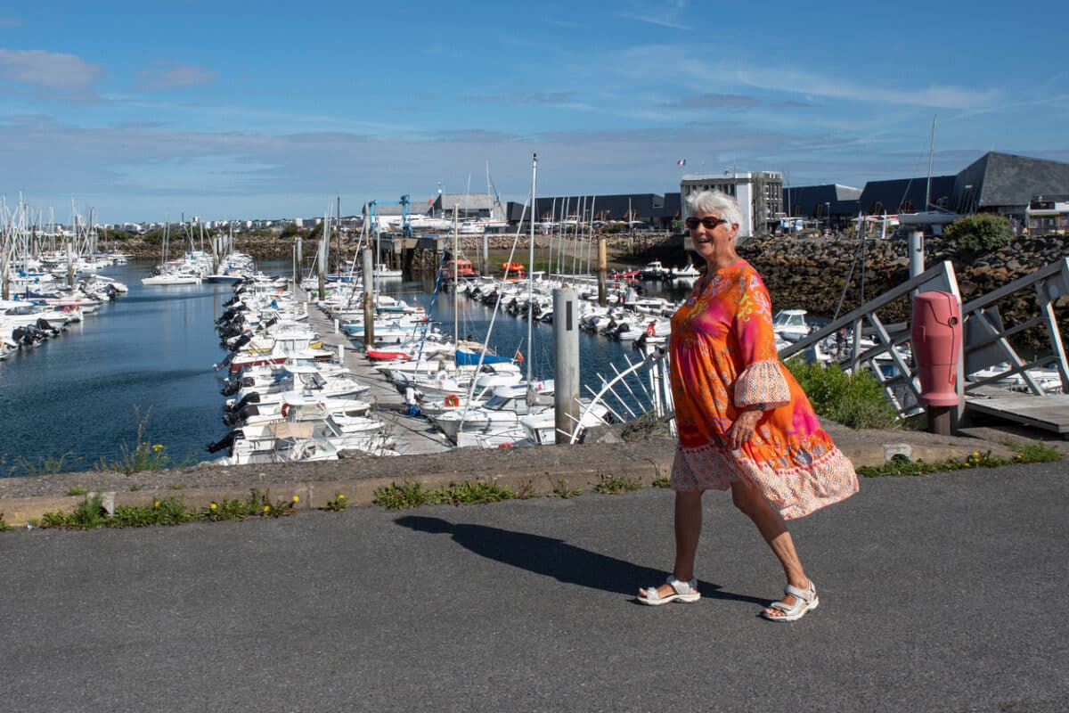 Paysage maritime breton avec des seniors profitant de la nature