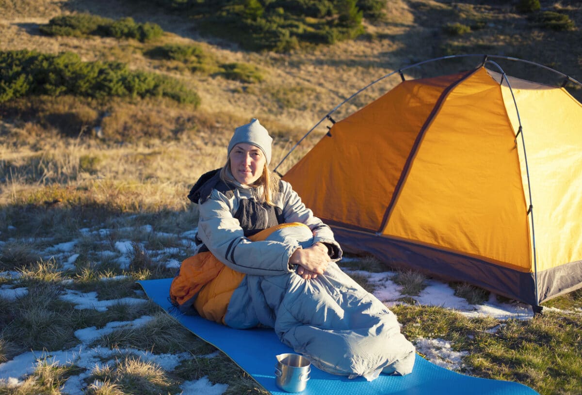 sac de couchage double en pleine nature avec deux personnes détendues