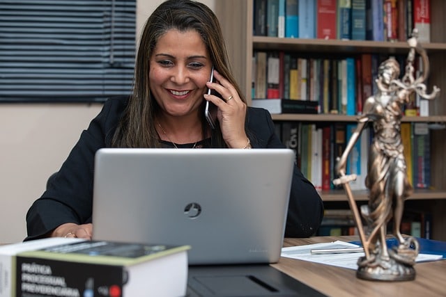 Avocat conseillant un client sur des questions de droit administratif