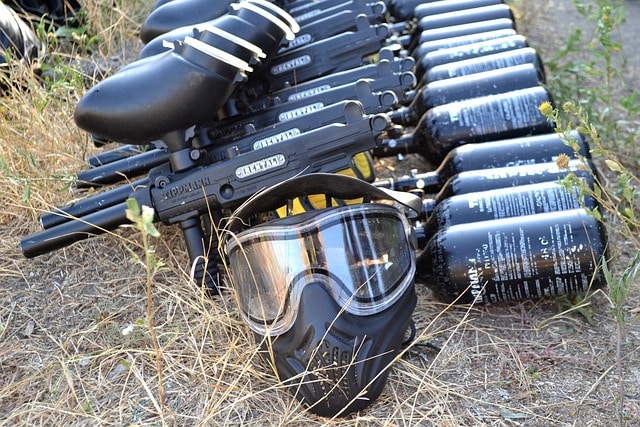Lanceur de paintball avec accessoires sur un terrain de jeu