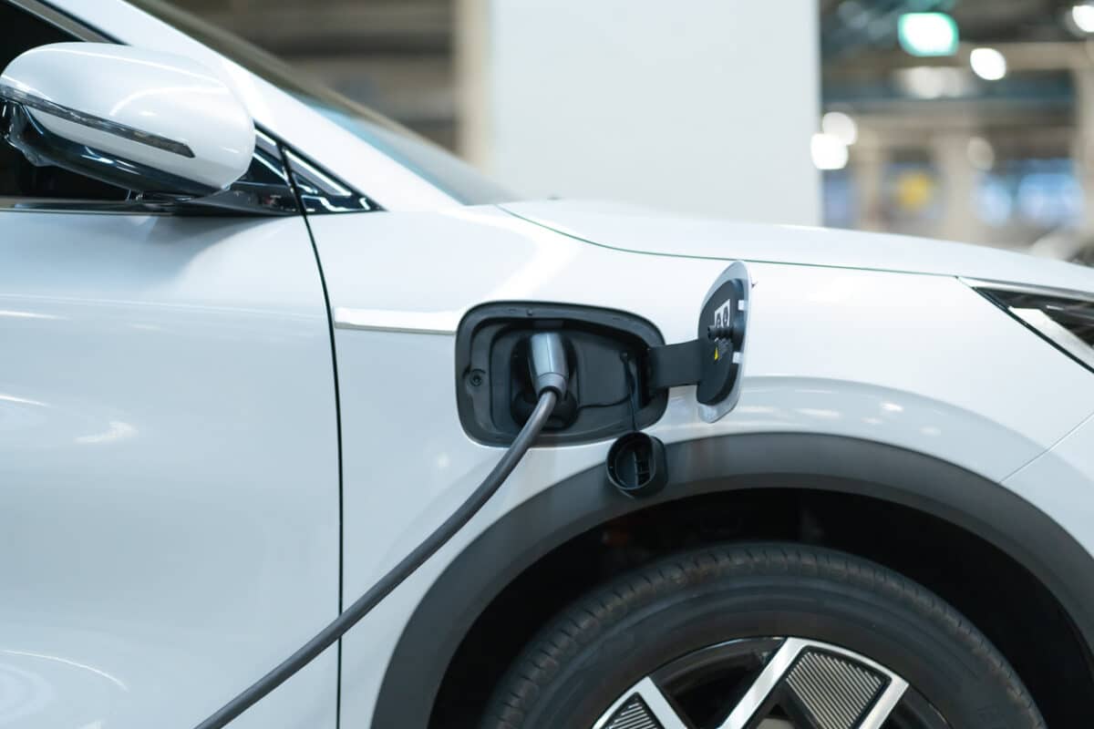 Voiture électrique moderne dans un environnement urbain durable