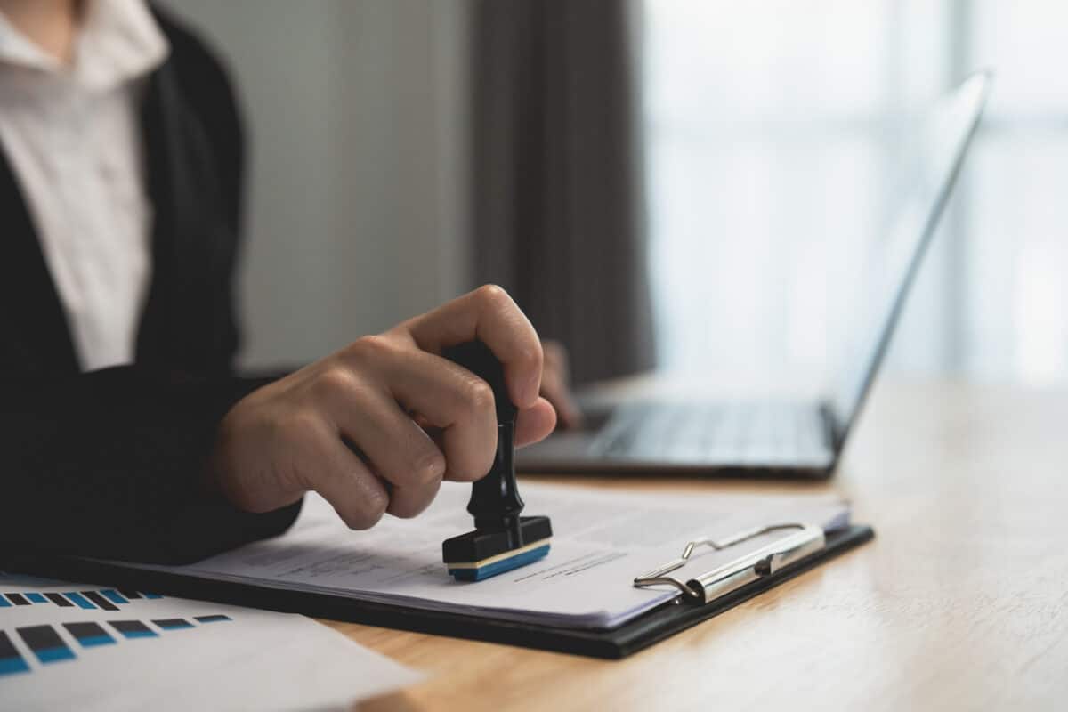 Différents tampons encreurs disposés sur un bureau avec encre et impressions variées