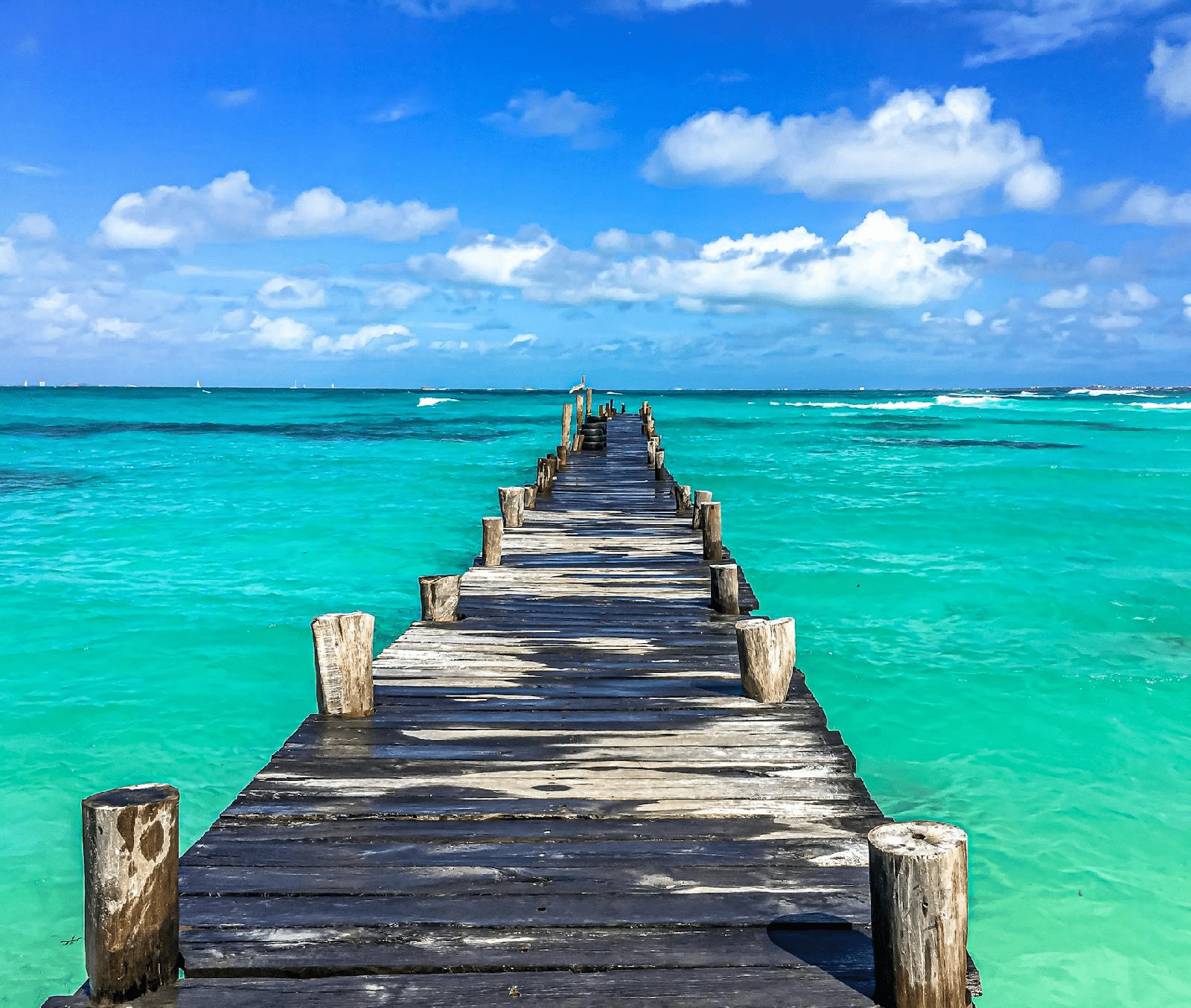 Plage ensoleillée de Cancún avec palmiers et eau turquoise