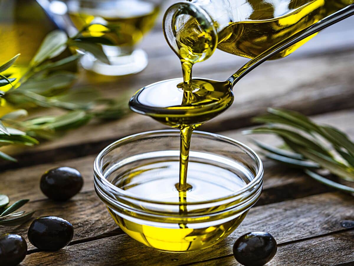 Bouteilles d'huile d'olive de qualité sur une table en bois