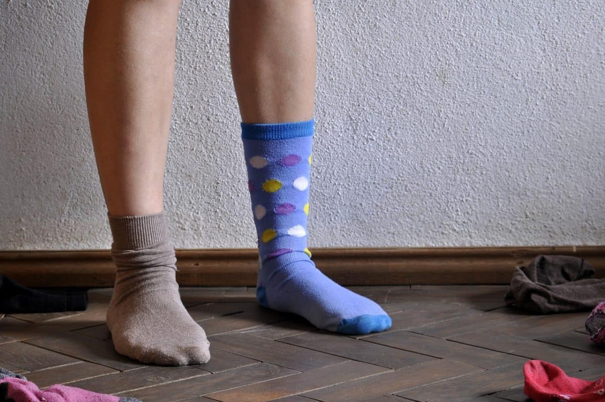 Chaussettes dépareillées colorées sur un sol en bois élégant