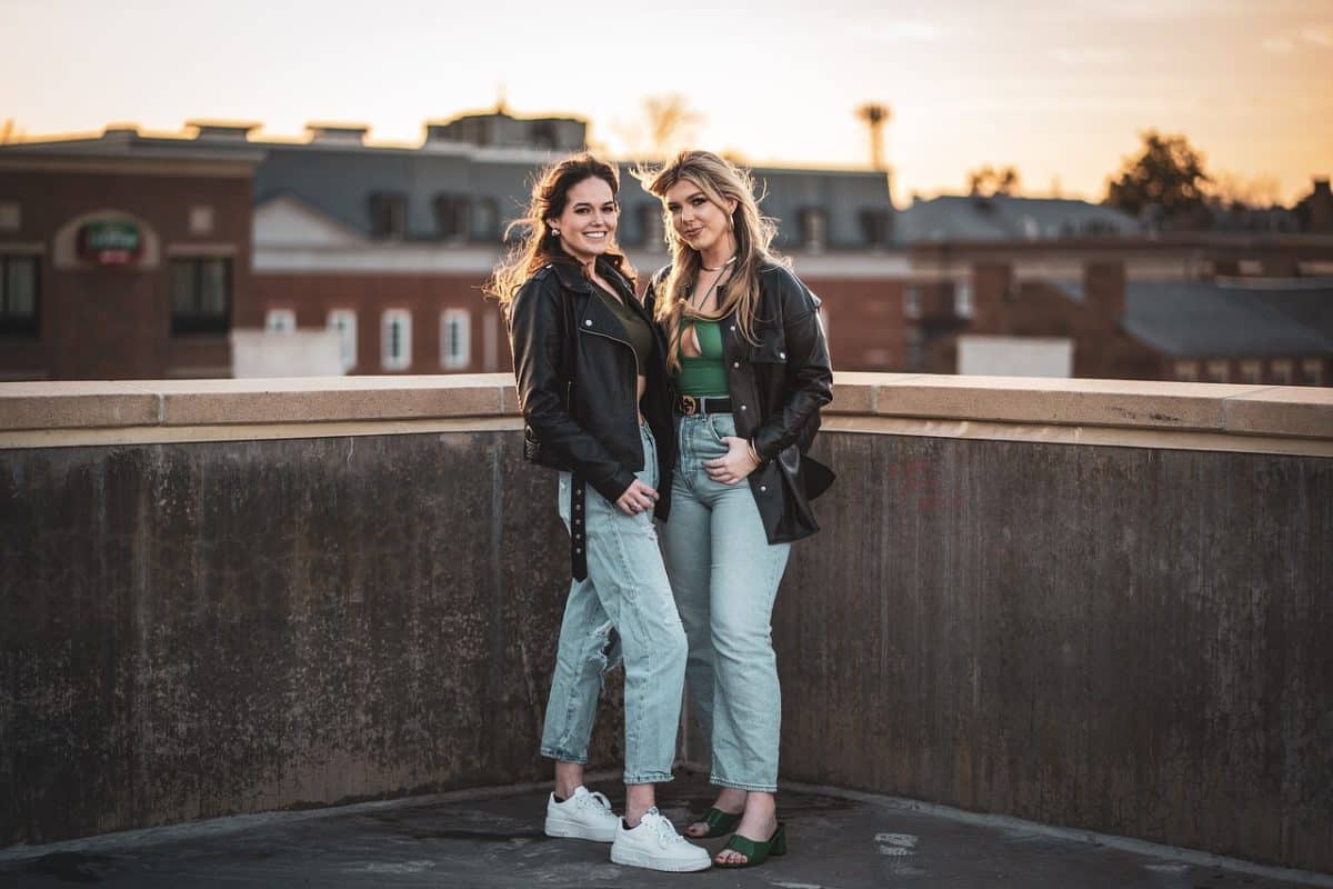 veste femme élégante avec différentes coupes et couleurs en vitrine