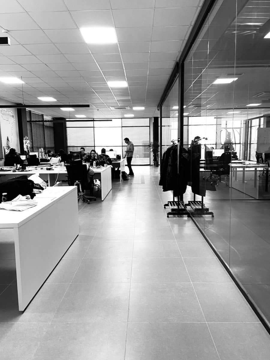 Travailleur intérimaire en action dans un environnement professionnel dynamique