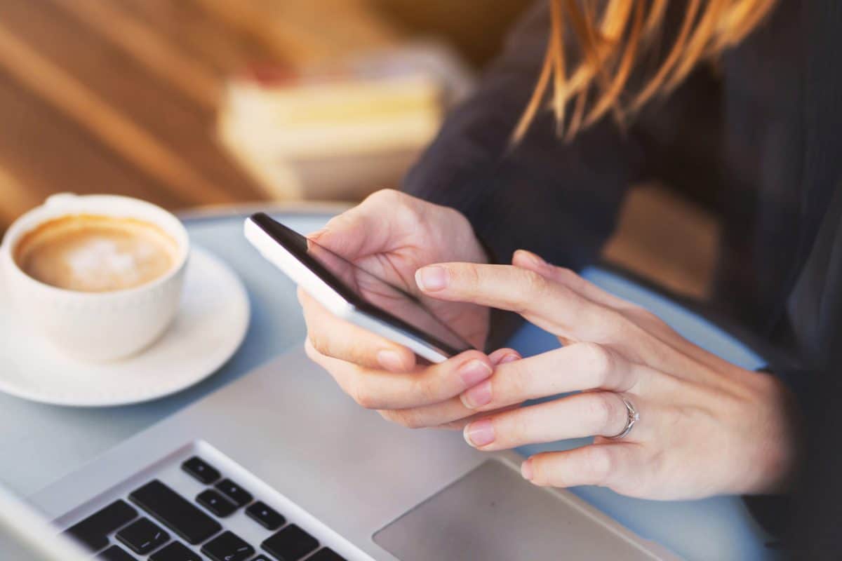 Café avec clients utilisant le wifi pour travailler et se divertir