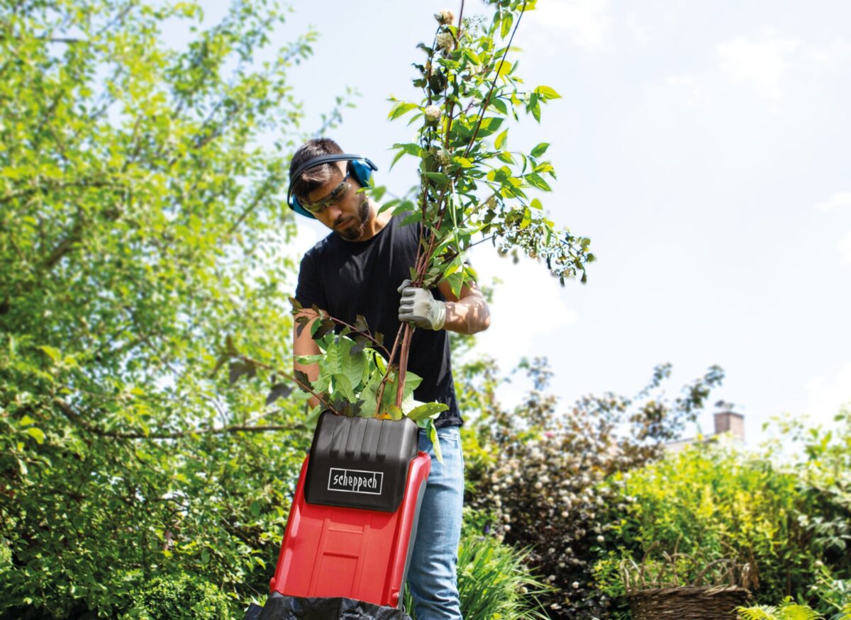 Broyeur de branches en action dans un jardin bien entretenu