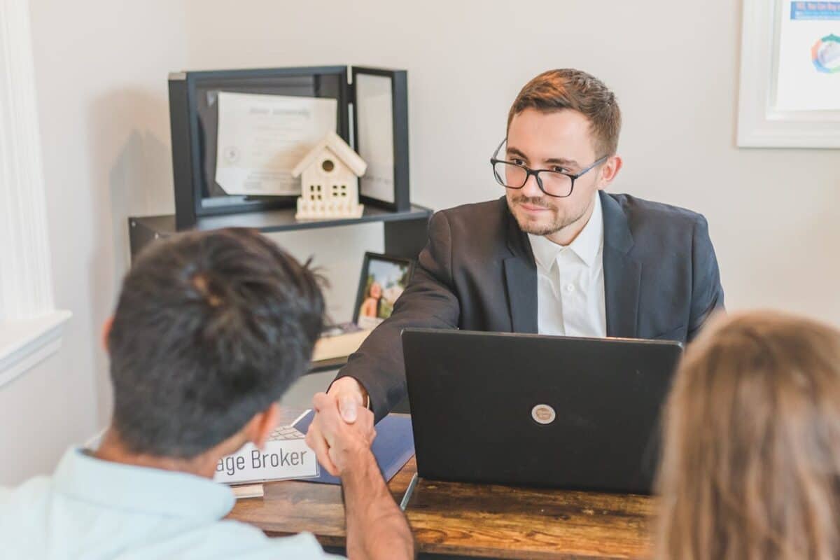 Consultation avec un courtier pour un projet immobilier