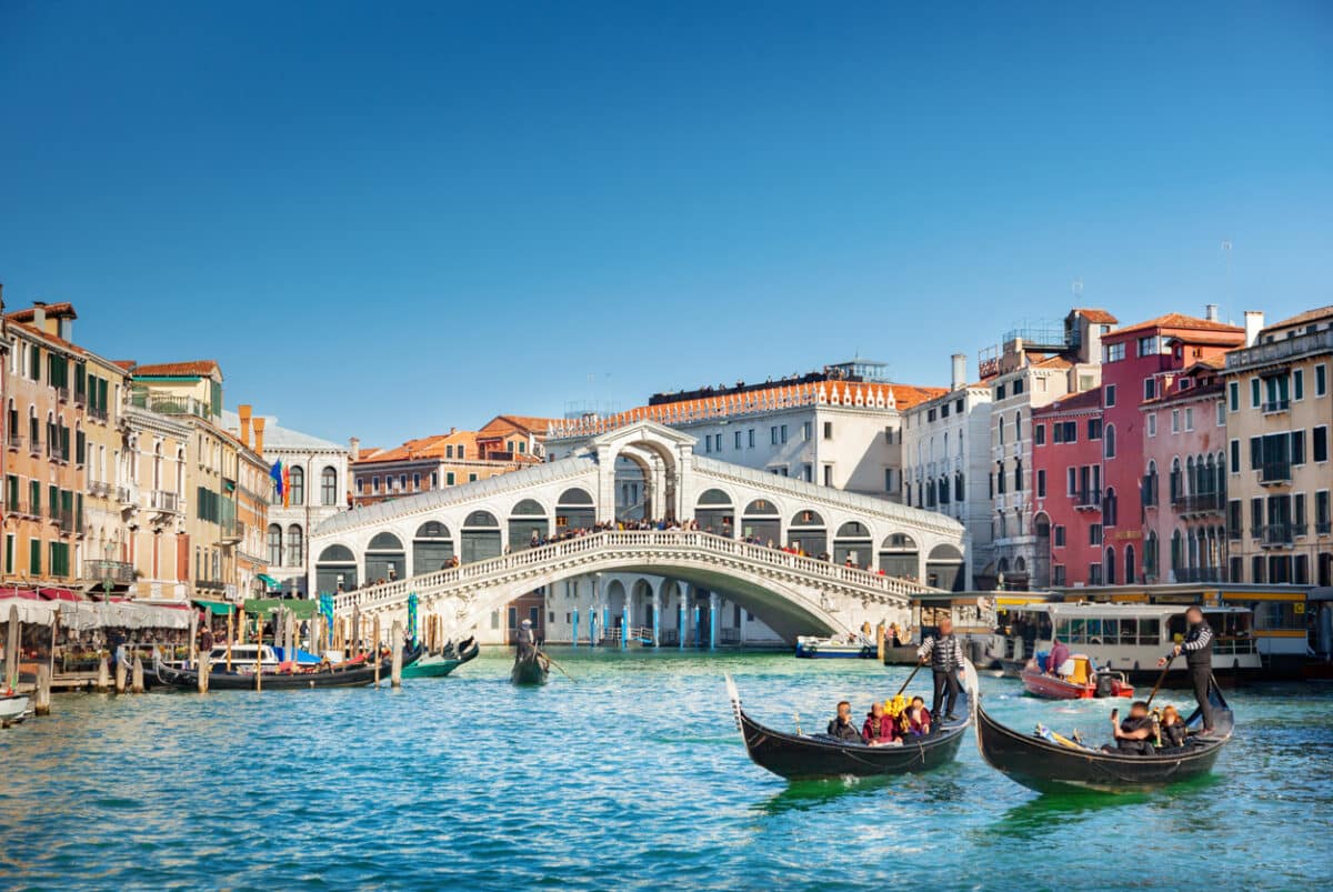 Canaux de Venise avec ponts et bâtiments historiques