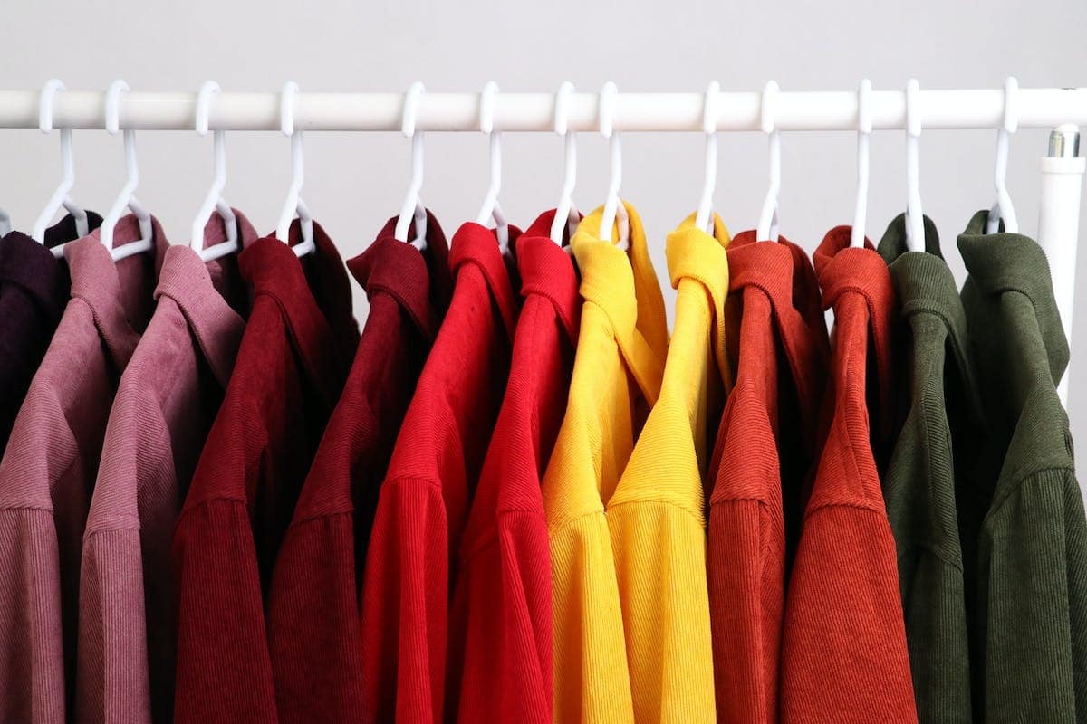 Tenue vestimentaire élégante avec des couleurs harmonisées