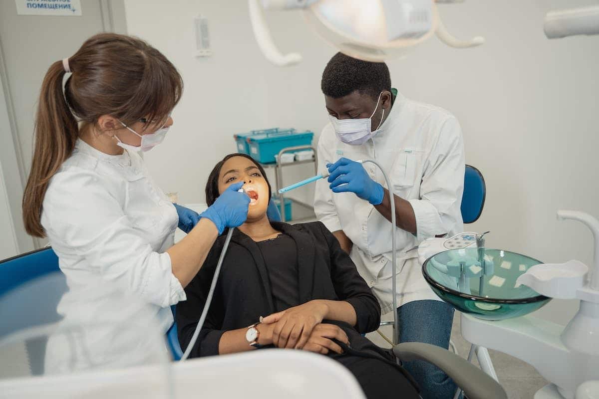 Chirurgien-dentiste examinant un patient dans un cabinet dentaire