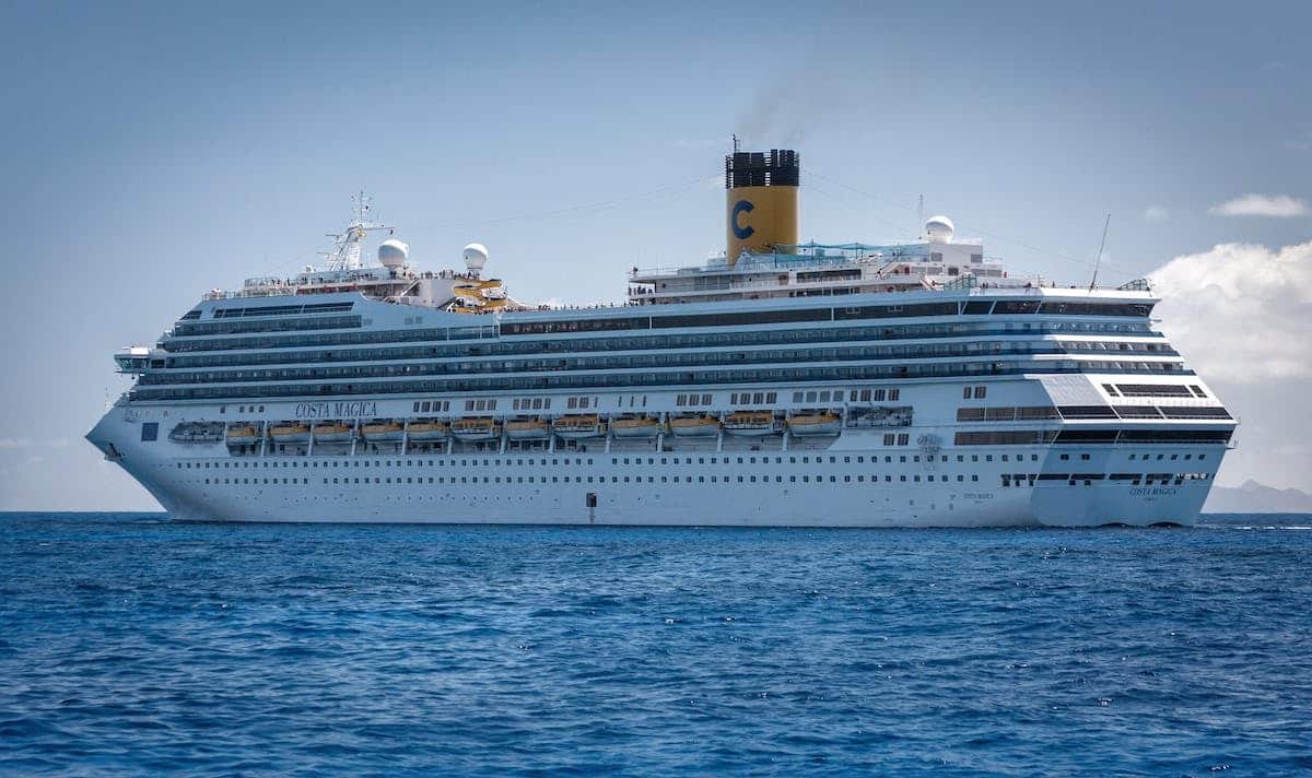 Travailleurs sur un bateau de croisière en pleine mer