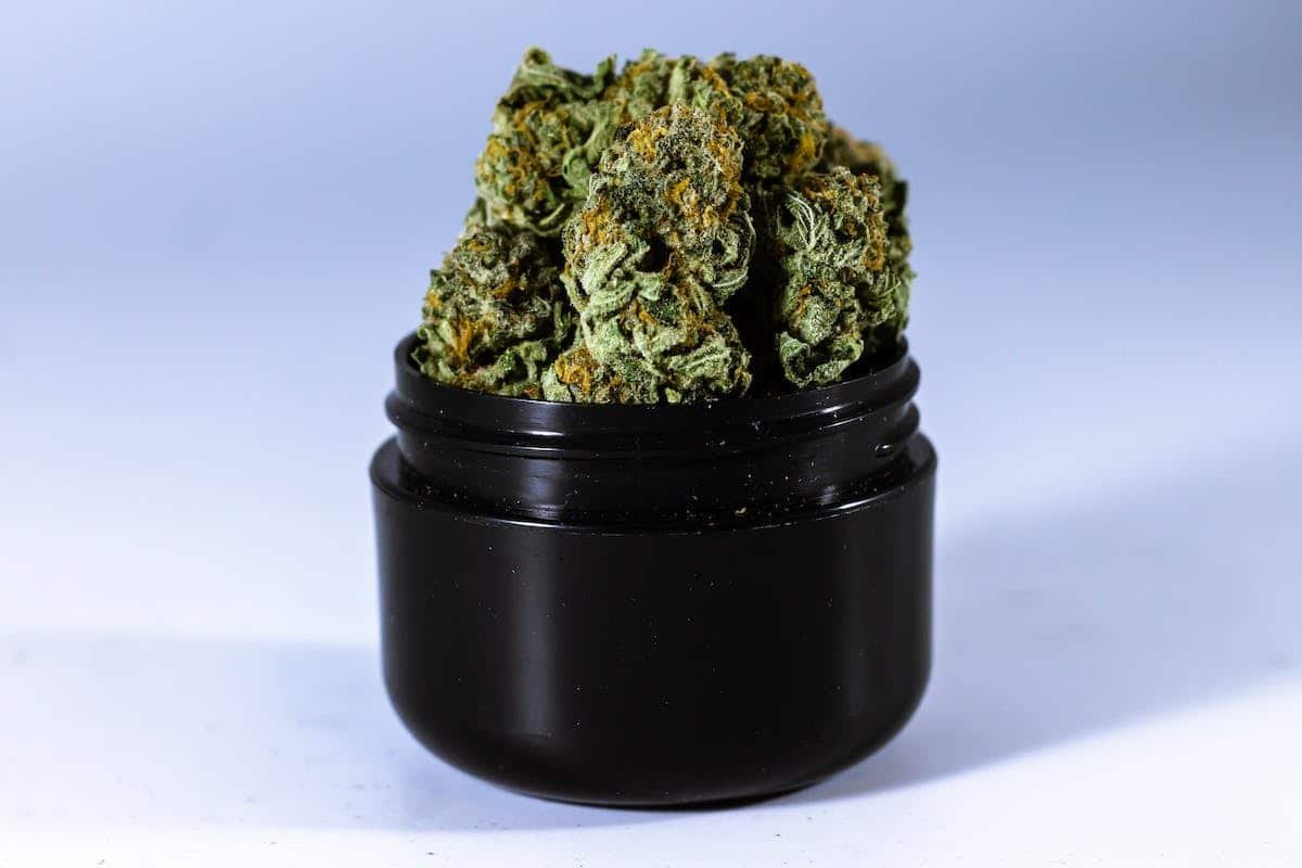 Femme fumant un vaporisateur d'huile de CBD en extérieur