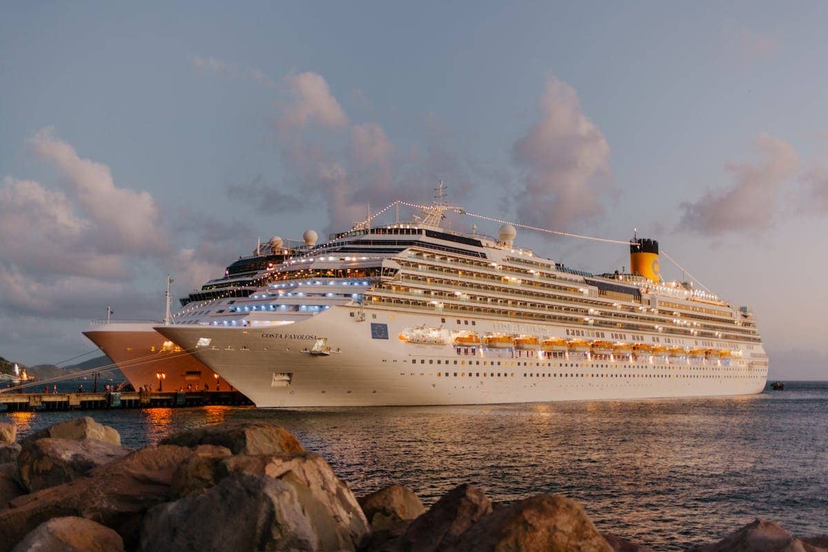 Naviguer sur les eaux scintillantes lors d'une croisière Costa