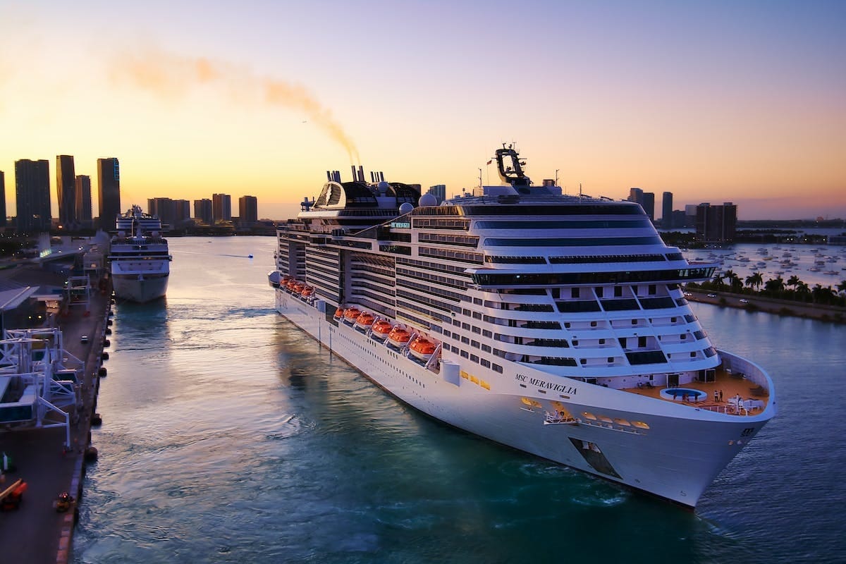 Voyageurs profitant d'une croisière MSC sur des flots bleus