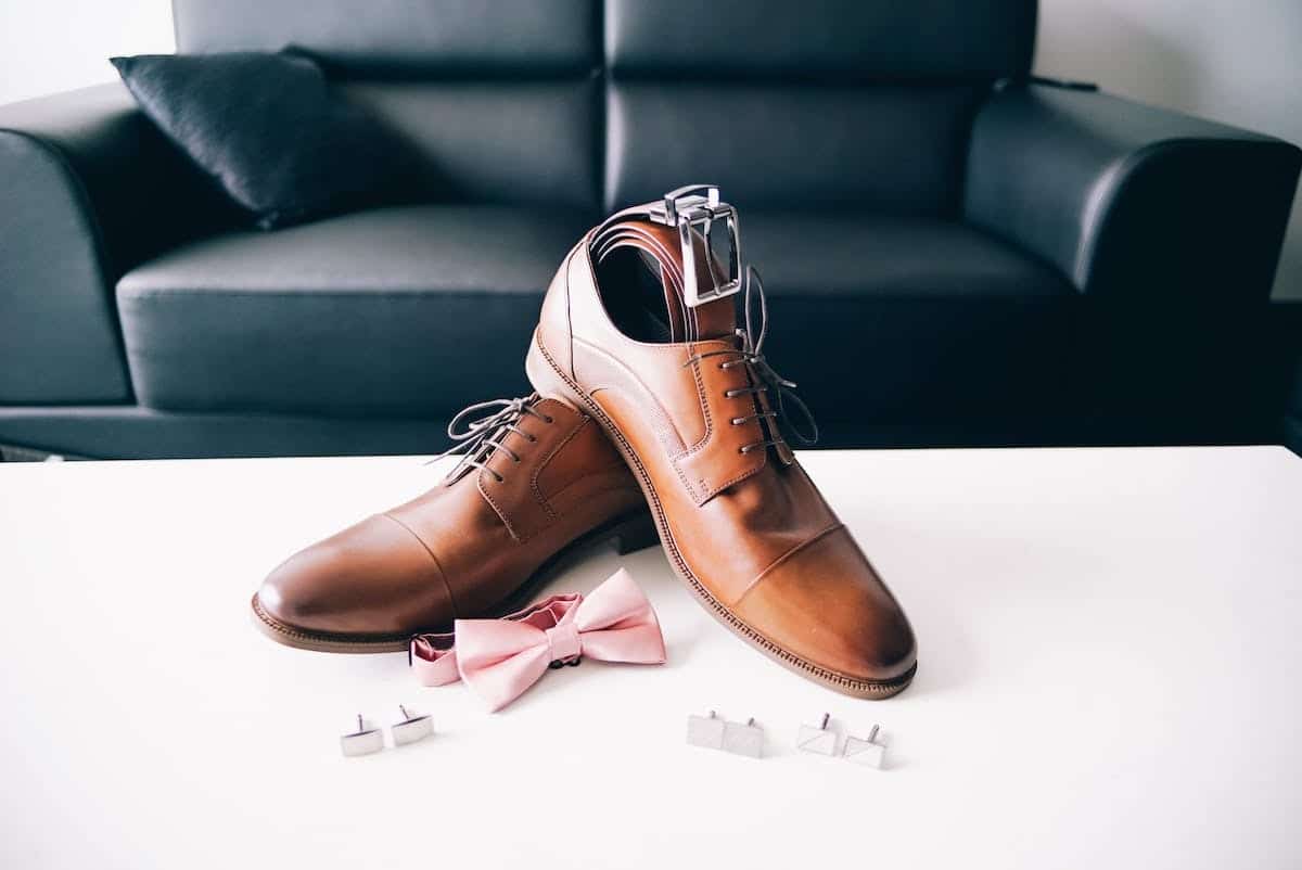 Chaussures assorties à une robe élégante pour un look harmonieux