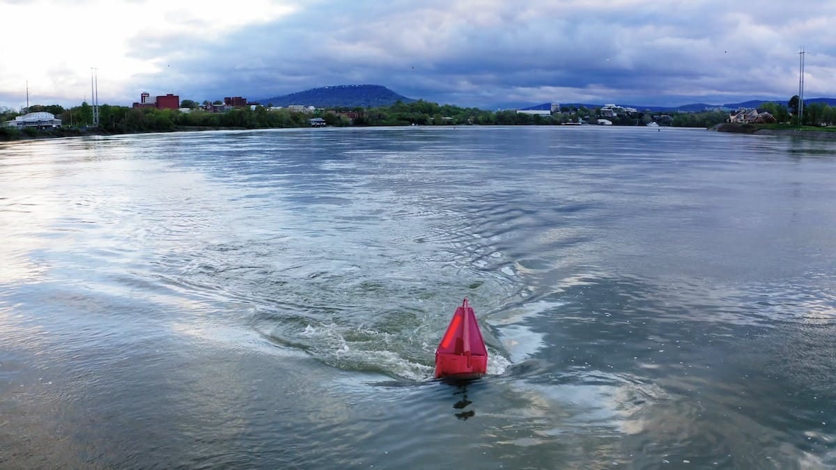 Bouée de balisage colorée sur un plan d'eau calme
