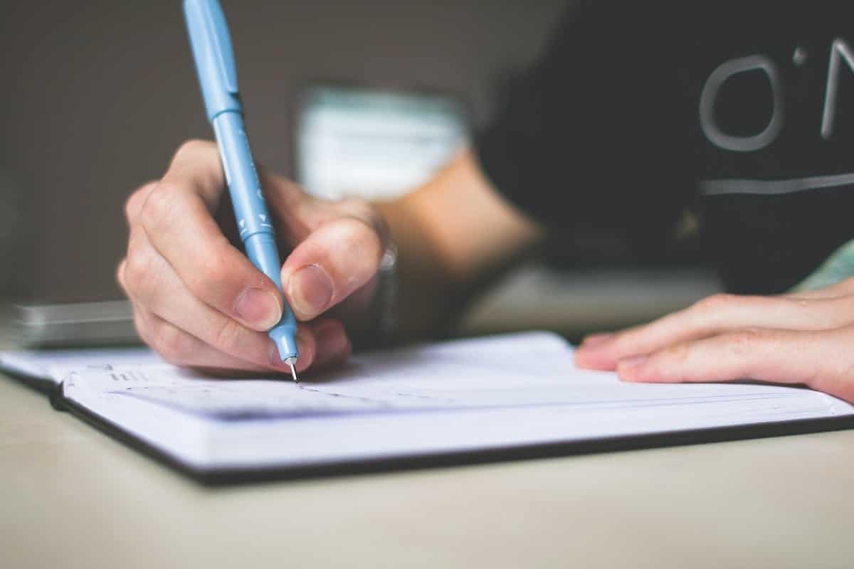 Cahier polypro grand format sur un bureau bien organisé