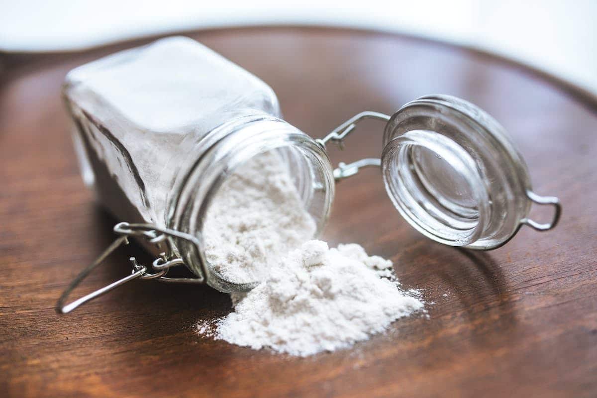 Bicarbonate de soude en poudre sur une surface en bois