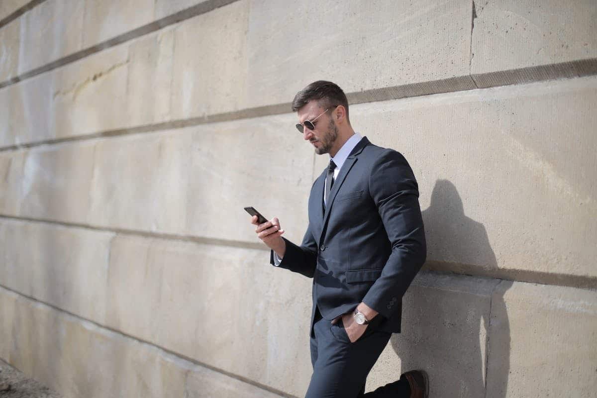 Manteau long assorti à un pantalon large dans un cadre élégant