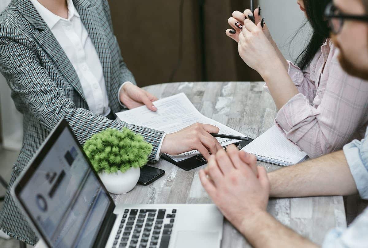 Conducteur comparant des offres d'assurances auto en 2019