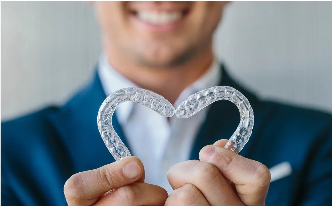 Aligneurs dentaires transparents pour un sourire naturel et discret