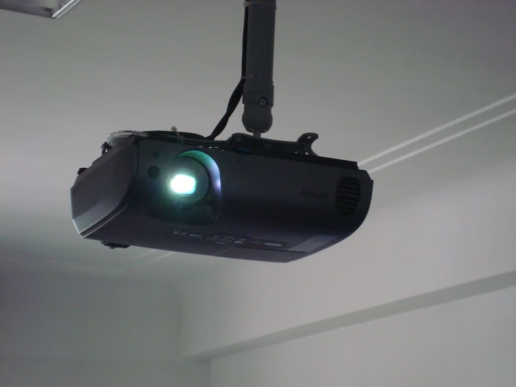 Vidéoprojecteur affichant une image floue sur un mur