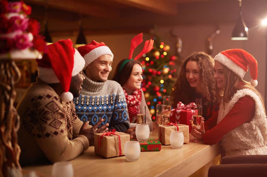 Pull de Noël personnalisé avec motifs festifs et couleurs vives