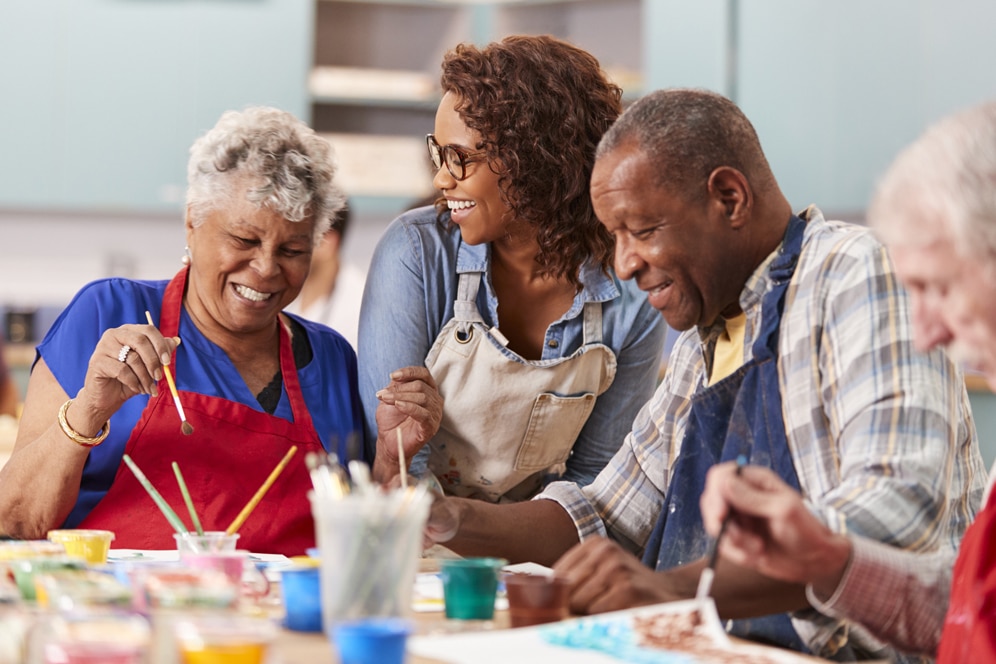 Seniors engagés dans des activités intellectuelles stimulantes