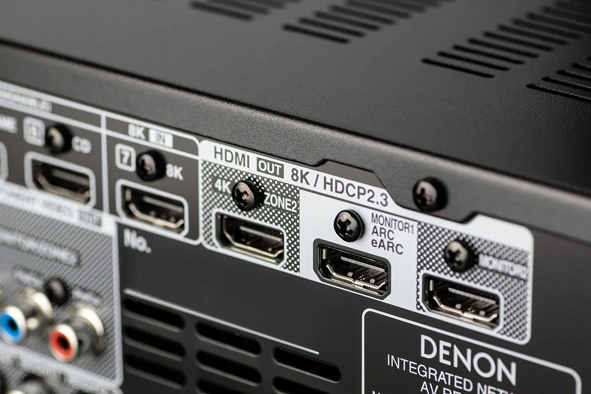 Branchement d'un câble HDMI à une télévision moderne