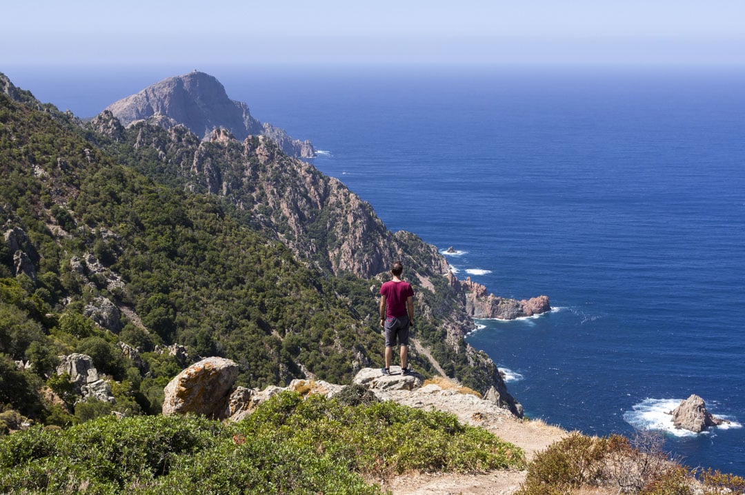 Randonnée sur le sentier GR20 en Corse avec paysages montagneux