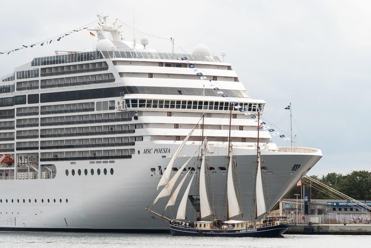 Navire de croisière naviguant sur des eaux turquoise sous un ciel ensoleillé
