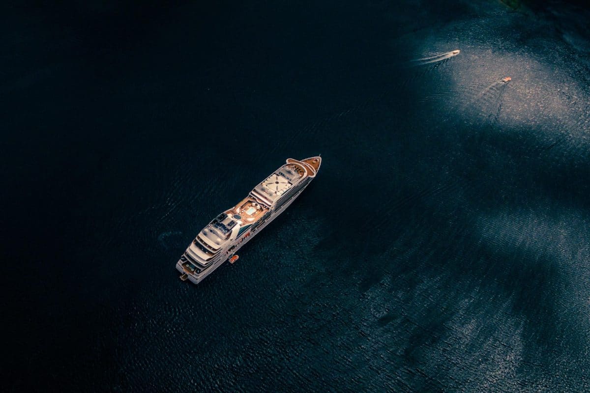 Navire de croisière voguant sur des eaux cristallines