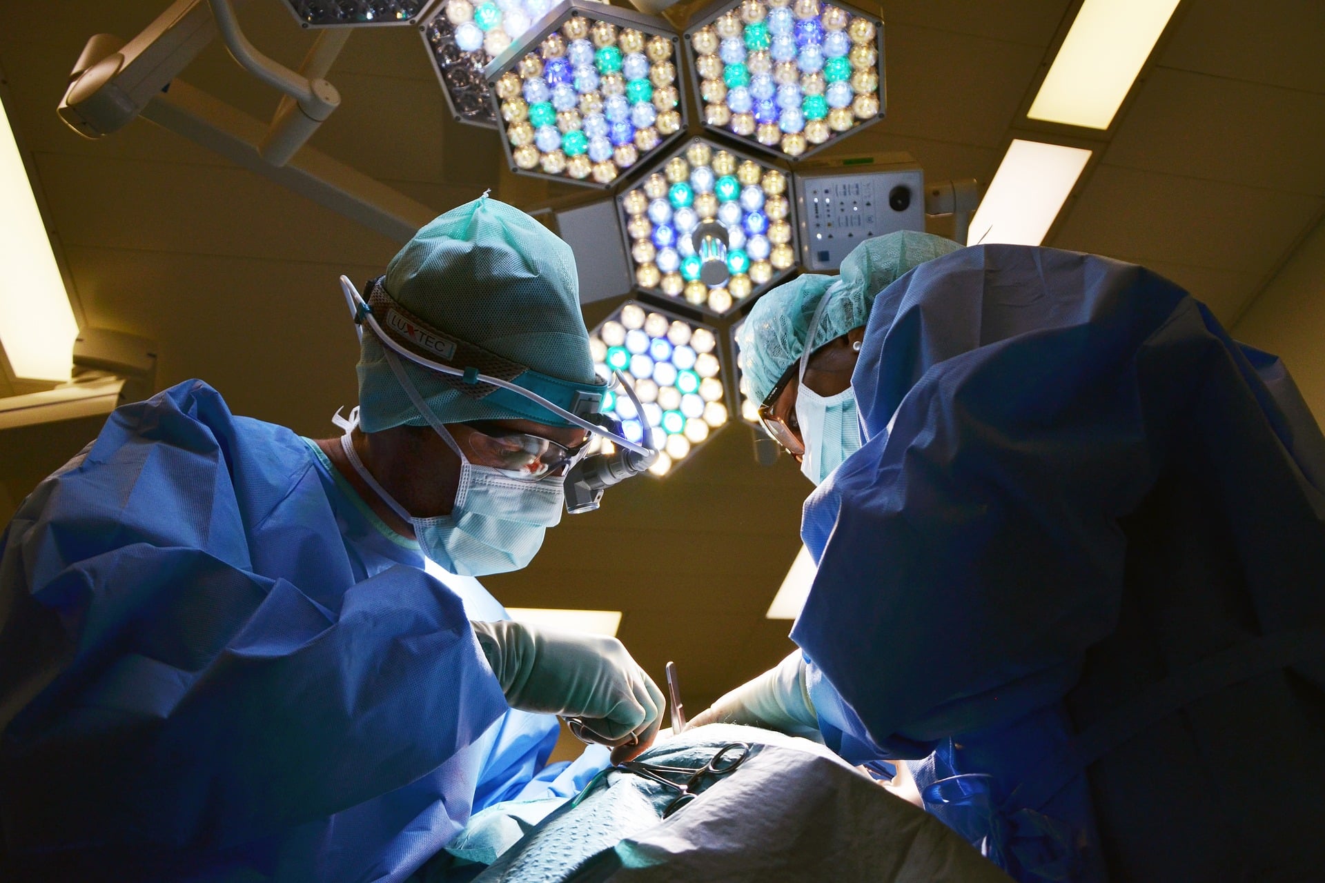 Chirurgien esthétique consultant un patient en salle d'examen
