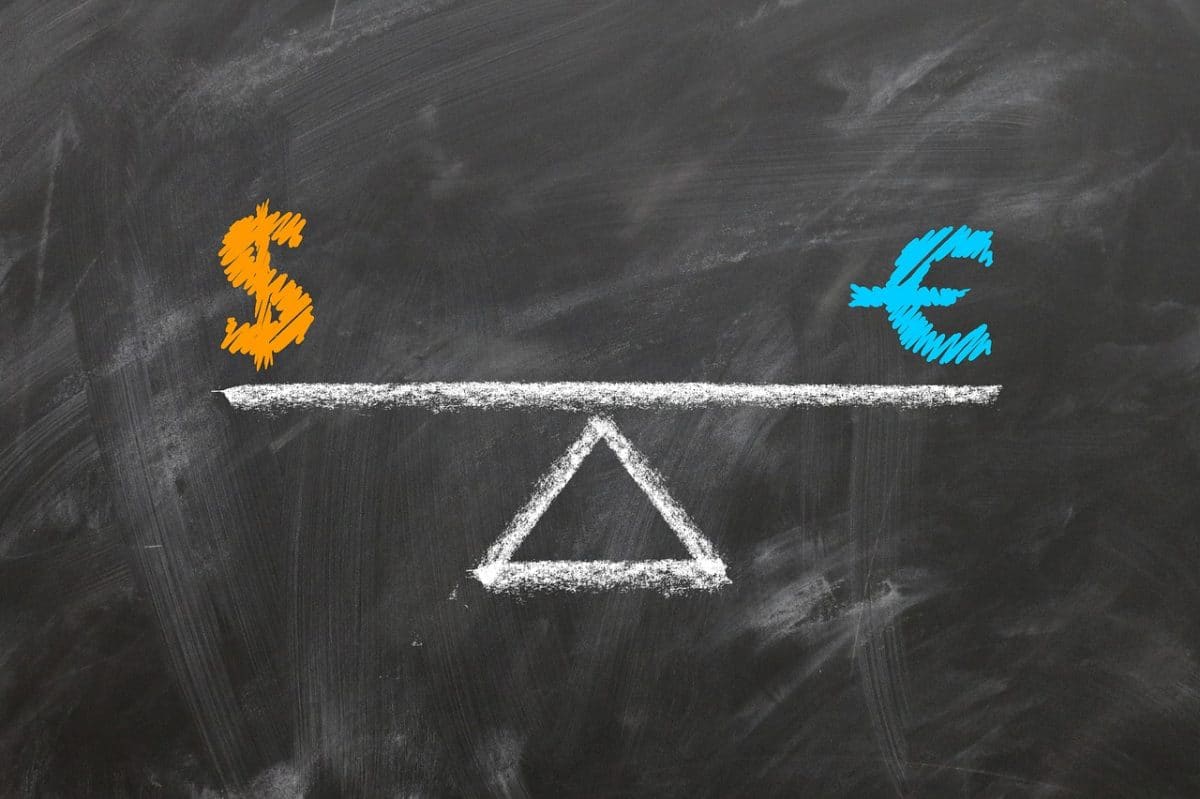 Débat d'experts sur l'évolution des taux de change euro et dollar