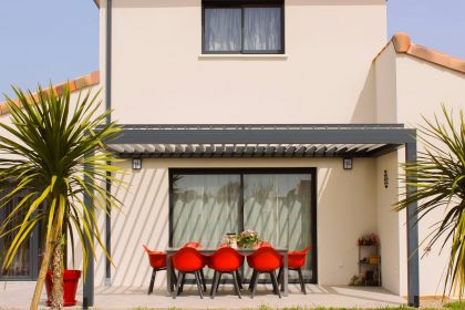 Pergola élégante intégrée à une maison à Beauvais dans un jardin soigné