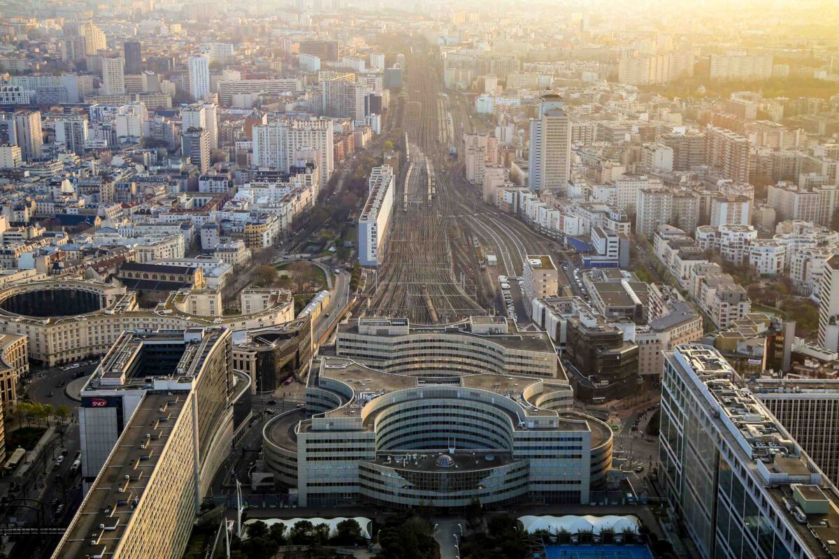 Vue aérienne de la gare Montparnasse à Paris