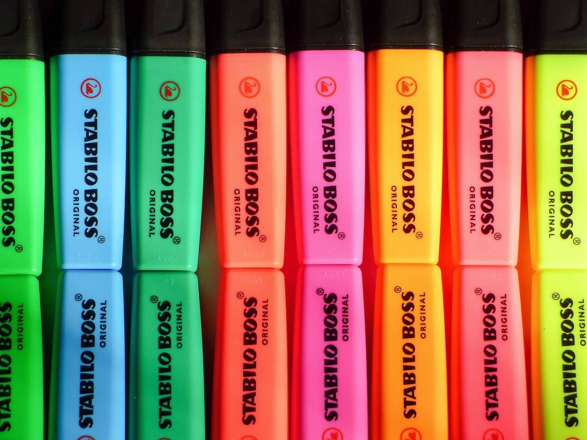 Surligneur pastel Stabilo sur un bureau avec fournitures scolaires
