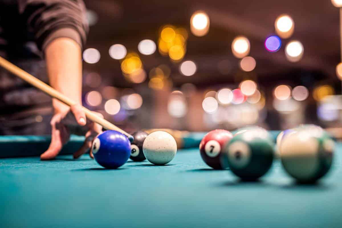 Maître billardier créant une table de billard artisanale