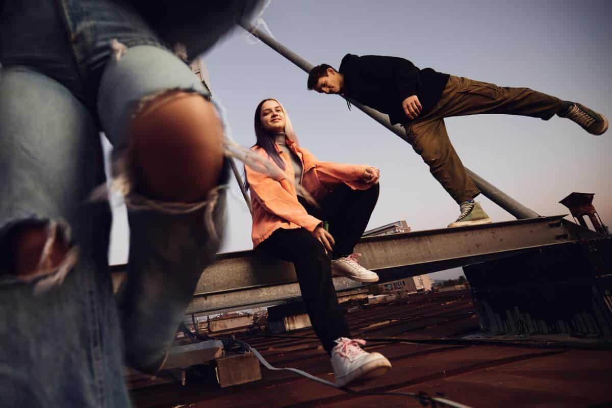 Tenue streetwear stylée avec baskets tendance et accessoires modernes