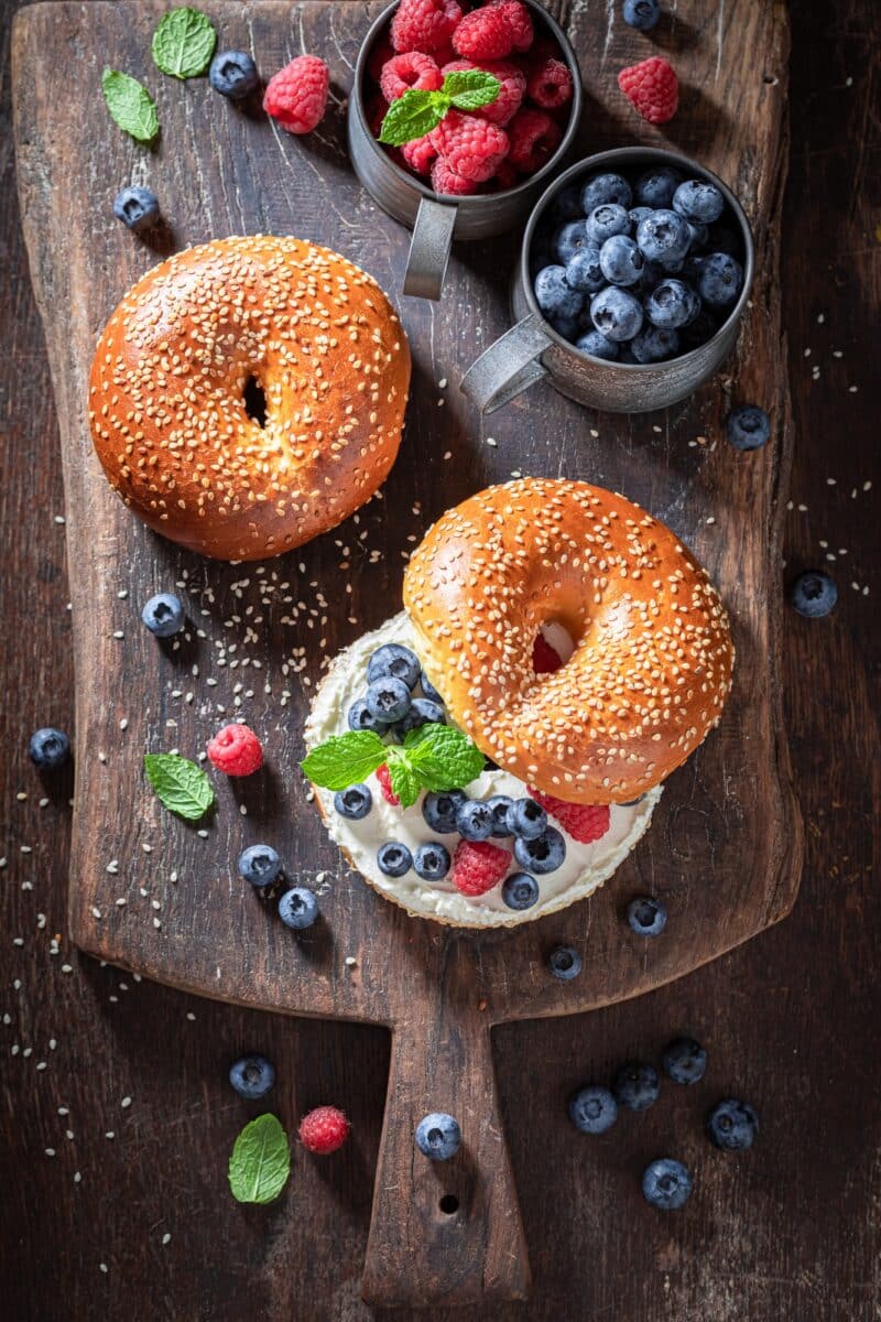 Bagel fait maison garni de framboises et myrtilles