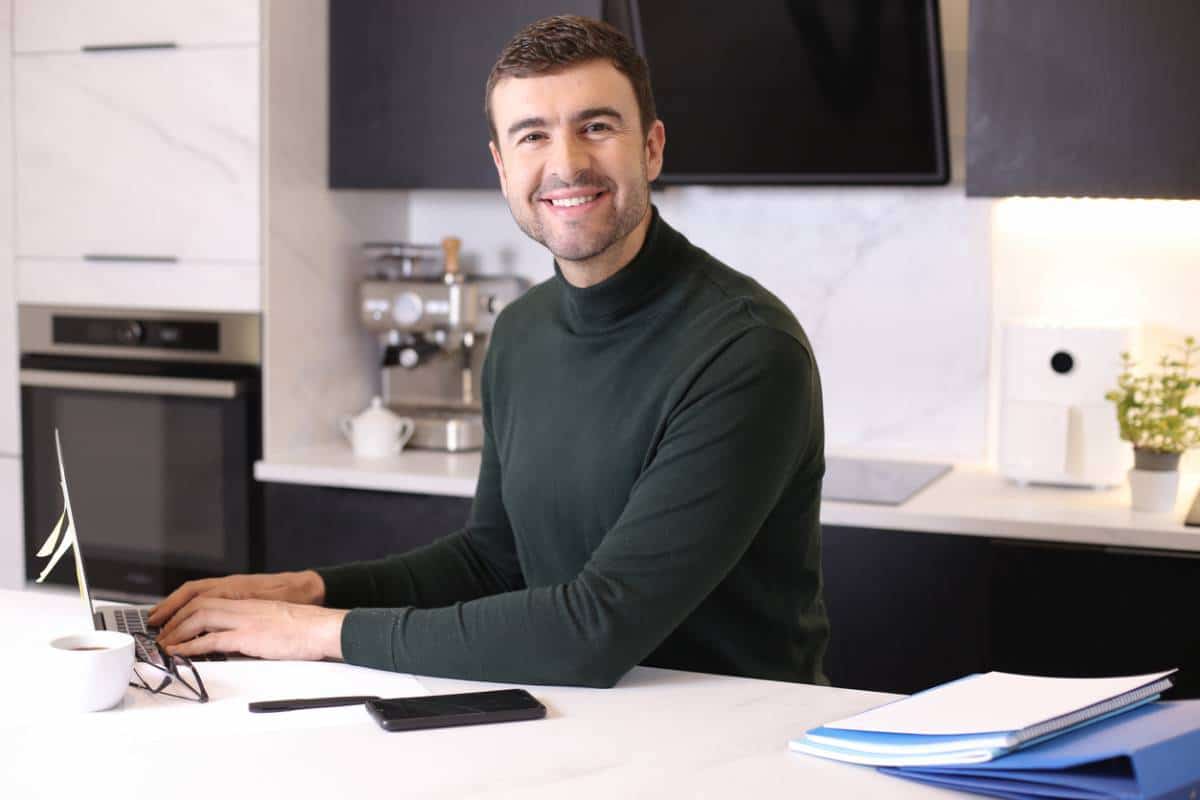 Homme élégant portant des vêtements tendance à tout âge