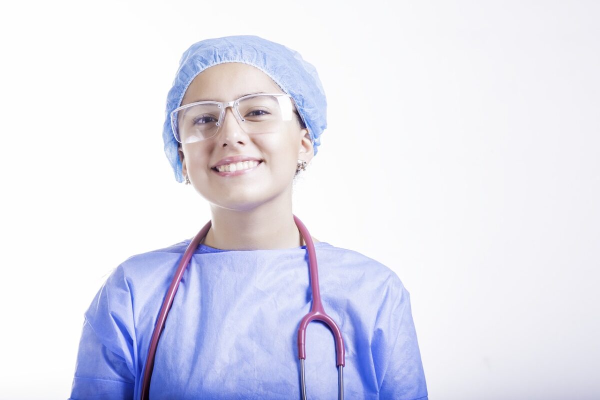 Infirmière aidant un patient dans un cadre de soins moderne