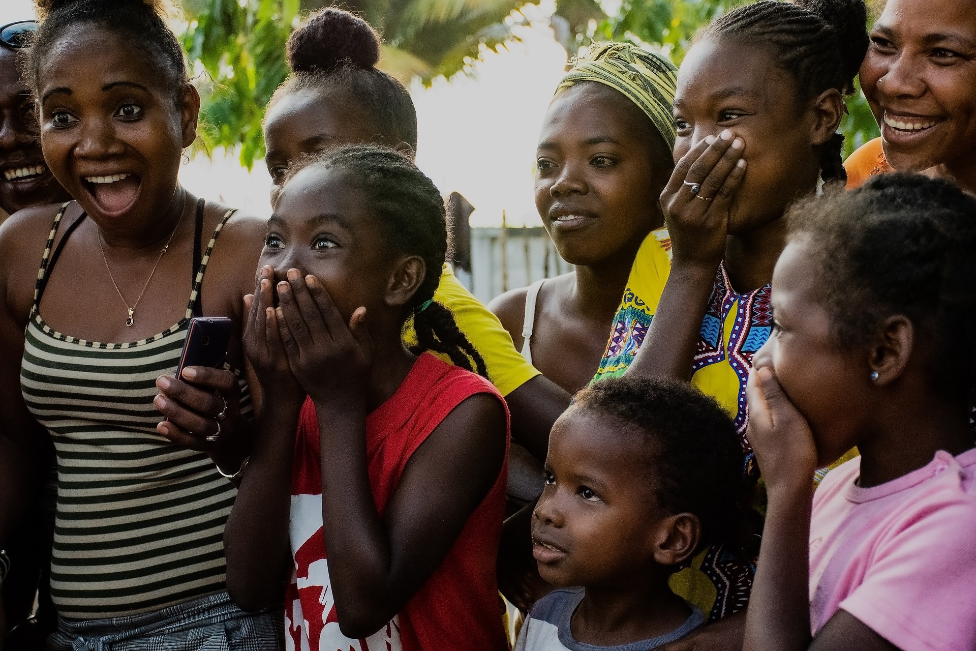 Groupe de personnes profitant d'une plage à Madagascar