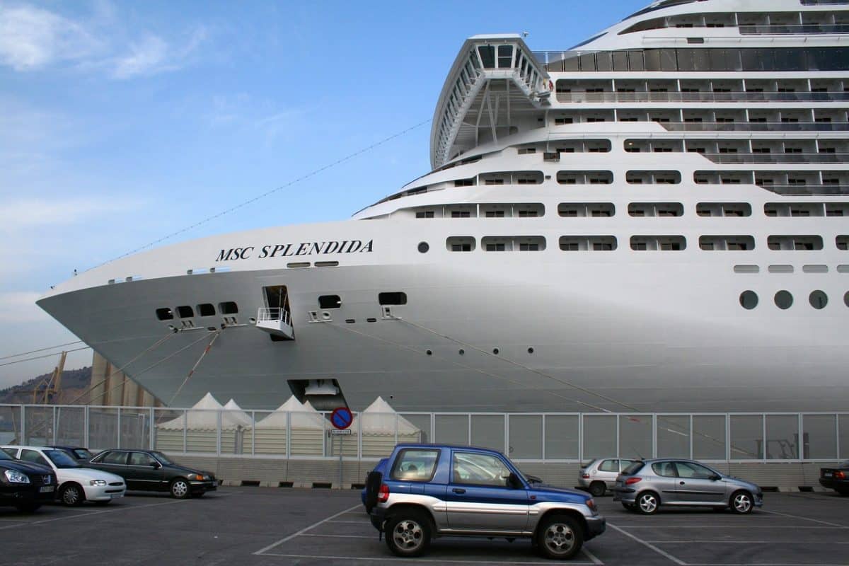 Paquebot moderne de MSC Croisières en mer calme