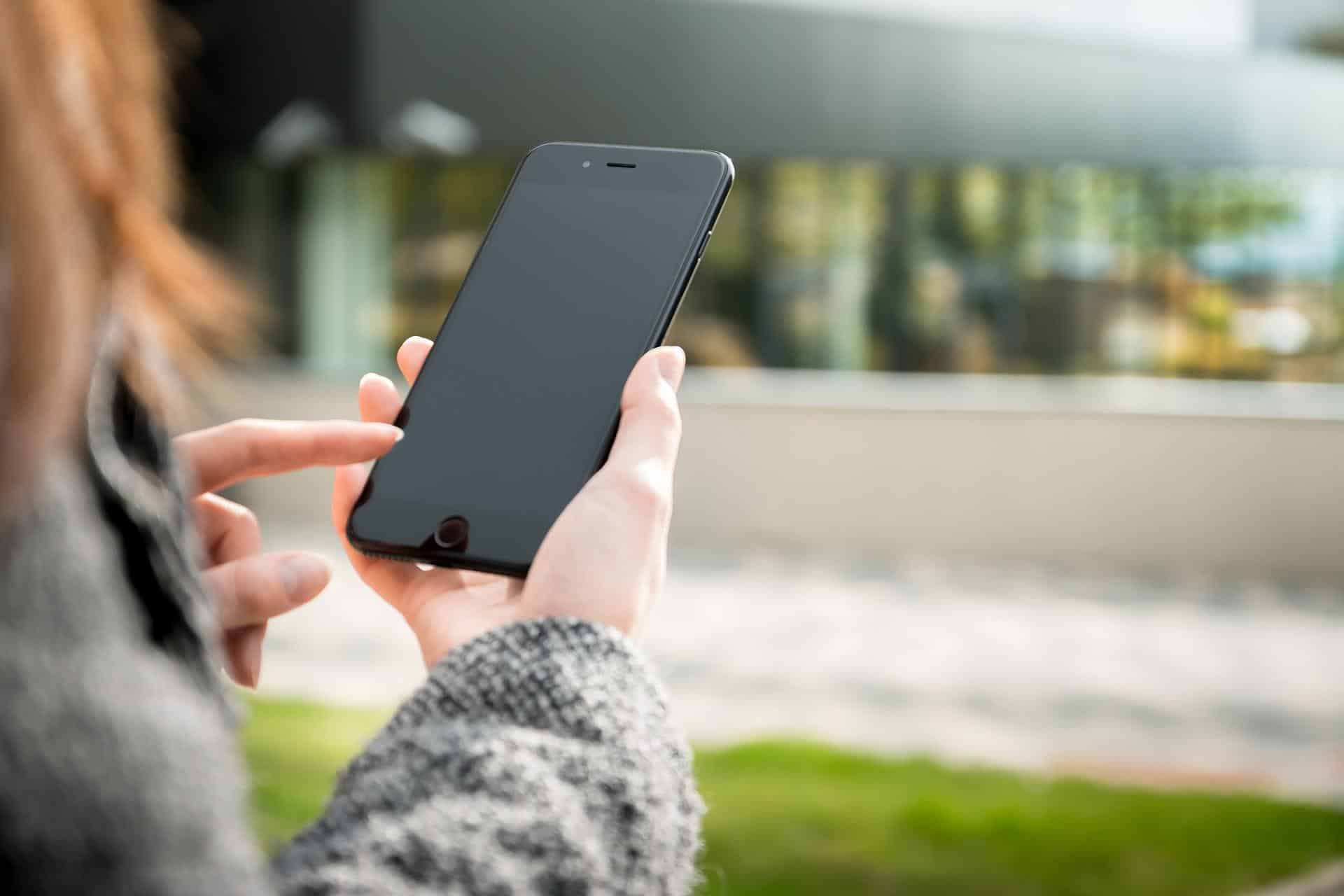 Conseiller Boursorama répondant à un client par téléphone