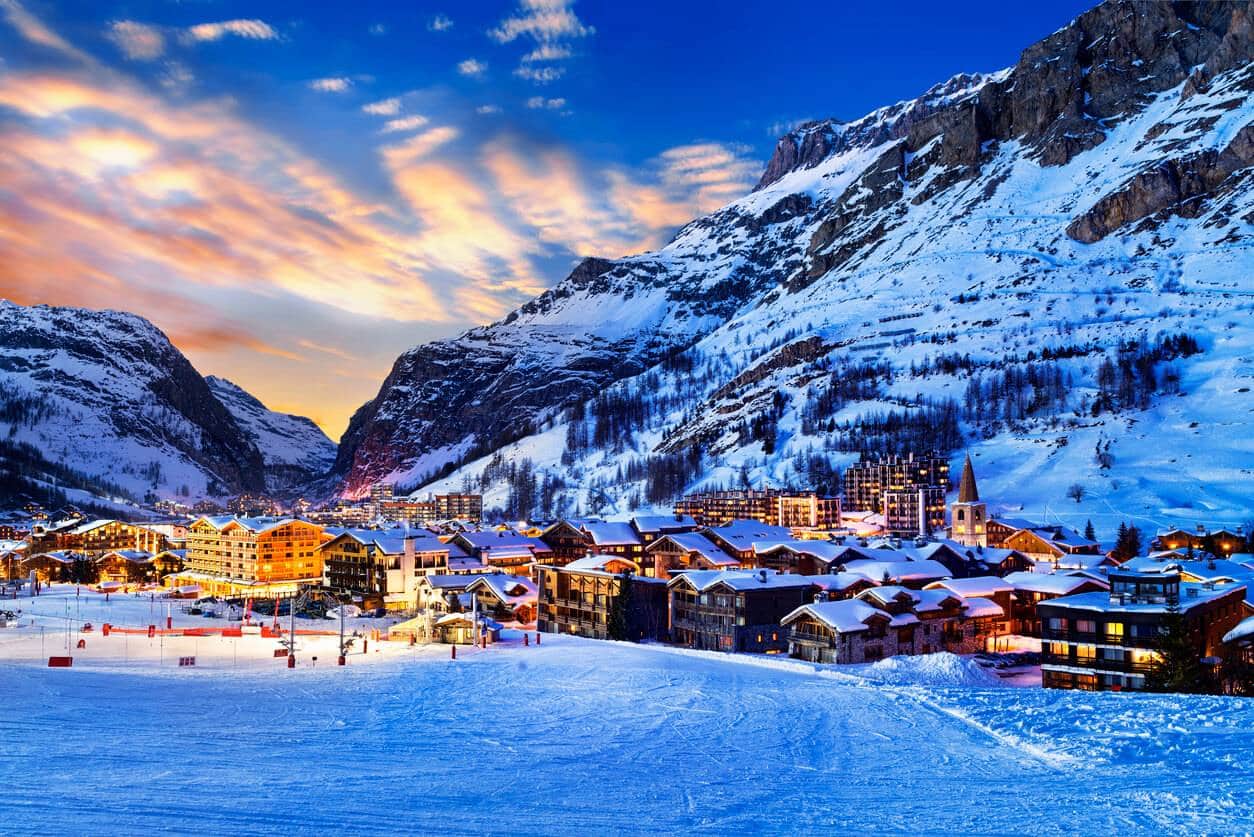 Station de ski enneigée avec décorations de Noël